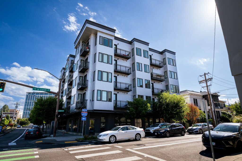 Everett Apartments | Pearl District Portland | Studio & 1BR